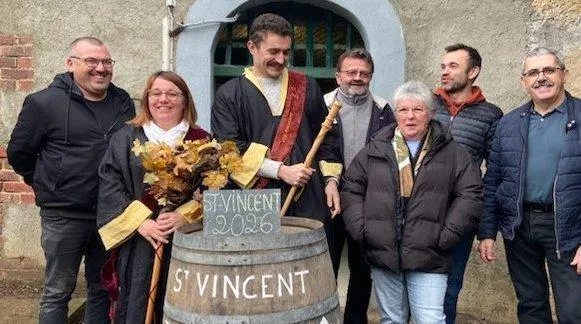 photo  la présidente, agathe boivin et le vice-président, anthony beaumé, ont revêtu le costume de la saint -vincent. à droite, le maire bruno boulay.  &copy;  ouest-france 