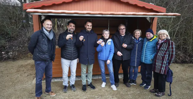 photo  les clés du chalet-buvette ont été remises aux délégués d’associations par youssef ben amar, maire-adjoint aux sports.  &copy;  ouest-france 