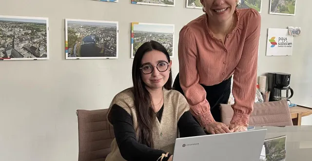 photo  amandine loyer est accompagnée dans sa formation par audrey froger, coordinatrice du campus à 2 pas. elles sont ici dans les locaux du pays sabolien.  &copy;  le maine libre 