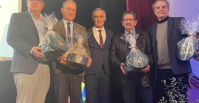 photo  les maires qui ne se représentent pas ont été remerciés lors des vœux du président du pays sabolien, daniel chevalier, au centre. à sa droite jean-françois zalesny et claude davy. à sa gauche dominique leroy et jean-louis lemarié. absente : martine crnkovic.  &copy;  le maine libre 