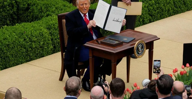 photo  donald trump signant le décret instaurant les nouveaux droits de douane américains, le 2 avril 2025.  &copy;  andrew harnik / getty images via afp 