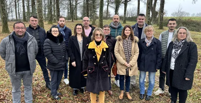 photo  sylvie roche (au centre) et ses colistiers, samedi 17 janvier 2026. absente sur la photo pauline calvez-belloeuvre.  &copy;  le maine libre 