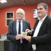 photo  le maire, jacques prigent, à gauche, a reçu, des mains du sénateur olivier bitz, une médaille de reconnaissance du sénat. 