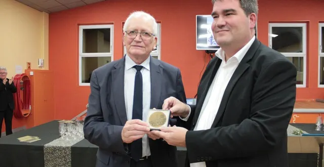 photo  le maire, jacques prigent, à gauche, a reçu, des mains du sénateur olivier bitz, une médaille de reconnaissance du sénat.  &copy;  ouest-france 