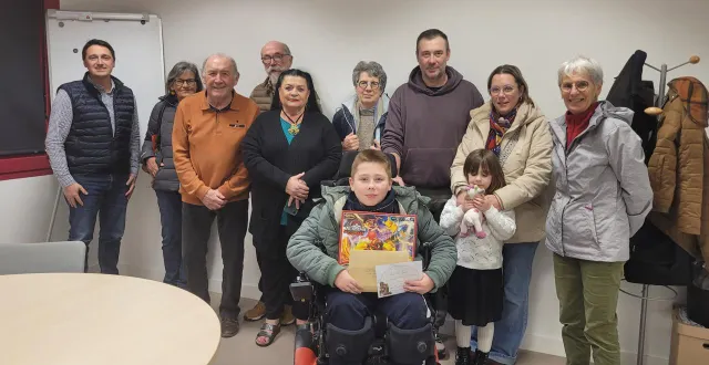 photo  alexis, au centre, entouré par sa famille et les représentants de plusieurs associations du noël solidaire : les restos du cœur, association soin palliatifs, l’arche de dolanji et collectif d’urgence. de gauche à droite : david poupard, françoise dutertre, pierre chantrel, pierre perrault, françoise eriat, monique chantrel, vincent et audrey michaux, pierrette chartier.  &copy;  ouest-france 