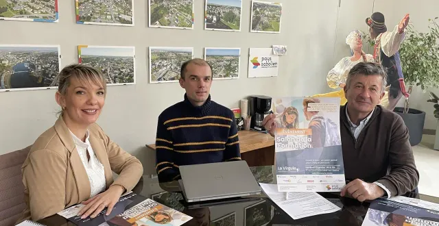 photo  audrey froger, coordinatrice du campus à 2 pas, avec pierre-marie gourhand de la mission économique et pascal lelièvre, élu communautaire.  &copy;  le maine libre 