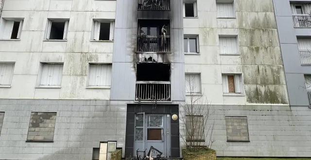 photo  une colonne noire s’étend de l’entrée de l’immeuble jusqu’en haut de la bâtisse.  &copy;  ouest-france 