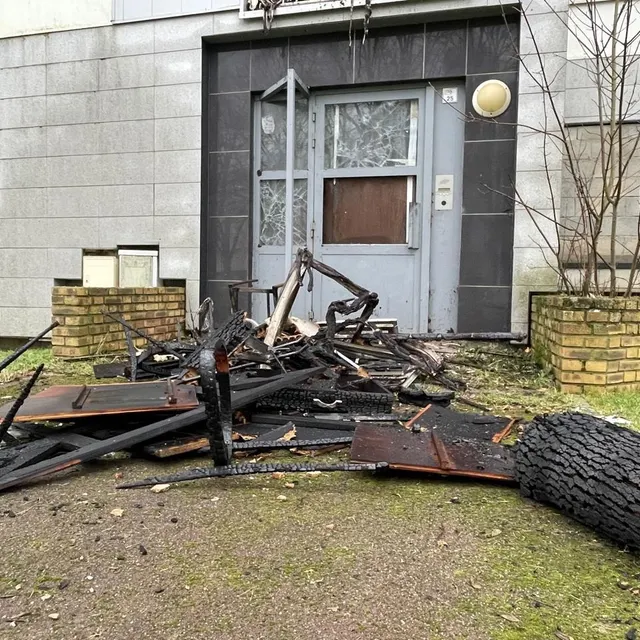 photo du mobilier calciné est toujours visible à l’entrée du bâtiment, ce lundi 19 janvier 2026.  ©  ouest-france