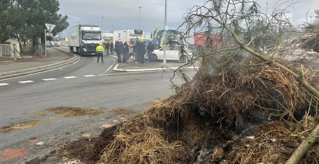 photo  plusieurs axes autour de la socamaine, à champagné (sarthe), sont bloqués depuis 22 h dimanche 18 janvier 2026.  &copy;  ouest-france 