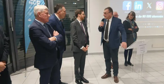 photo  hervé roncière (micro en main) a mis l’accent sur le thème de la santé dès le début de sa prise de parole.   &copy;  le maine libre 