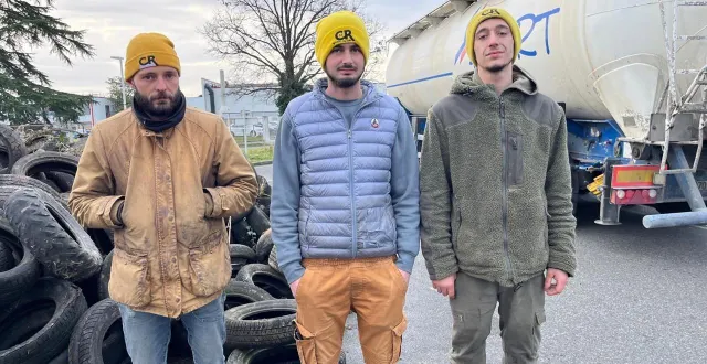 photo  la coordination rurale ne désarme pas et bloque l’accès à la socamaine à champagné depuis la soirée du 18 janvier 2026.  &copy;  le maine libre 