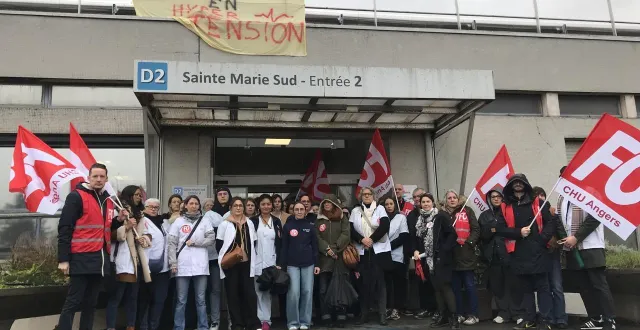 photo  une trentaine de membres du personnel des urgences adultes du chu d’angers ont manifesté leur colère ce lundi 19 janvier 2026.  &copy;  ouest-france 
