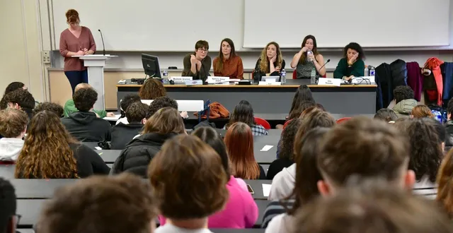 photo  140 étudiants, essentiellement des étudiantes, de l’université de poitiers à niort dans un amphithéâtre niortais.  &copy;  co - marie delage 