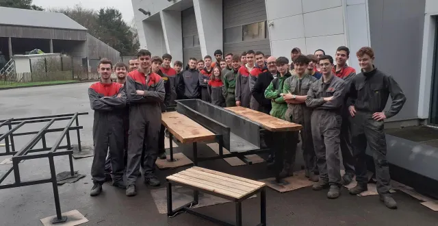 photo  la classe de terminal agroéquipement, en compagnie de guilhaume chevallier, enseignant, et alexandre arbouin, plasticien, autour d’un des trois éléments de l’immense table brasero de leur création.  &copy;  ouest-france 