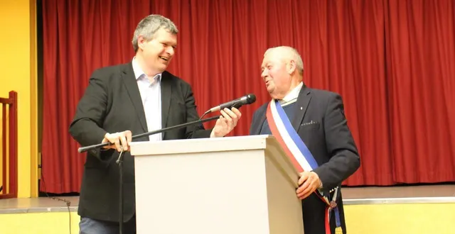 photo  sébastien gourdel ajuste le micro à guy romain dans une ambiance décontractée.  &copy;  ouest-france 