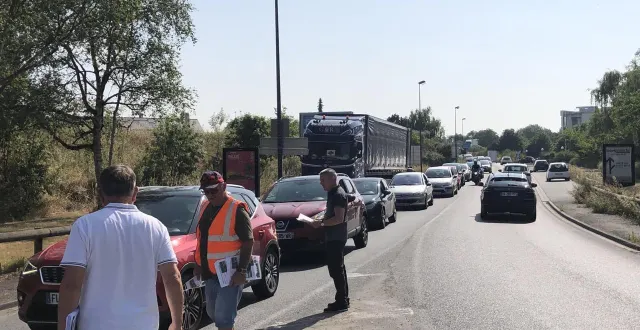 photo  l’association des riverains du parc des ardoisières estime que 1 200 poids lourds empruntent actuellement le rond-point des perreyeux. jusqu’à 400 camions supplémentaires pourraient y circuler en cas de station de ferroutage.  &copy;  archives co 
