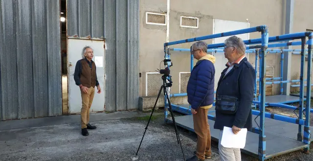 photo  dominique guihal, un ancien de la distillerie seguin, devant la caméra de michel hivert, avec l’historien emmanuel leduc.  &copy;  ouest-france 