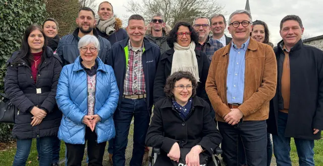 photo  fabrice radigue (avec la veste marron) est la tête de liste de lonrai ensemble naturellement. seule nathalie brisset est absente de la photo.  &copy;  ouest-france 
