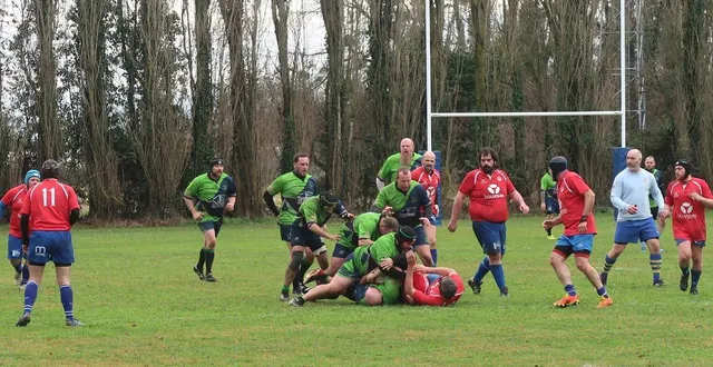 photo  brion, le 18 janvier 2026. avant le temps officiel d’inauguration, le terrain de rugby a accueilli un match triangulaire amical, entre les rhinos 49 (en vert et noir), les vieux crampons du mans (en rouge) et le rugby-club lavallois.  &copy;  co – agathe le nueff 