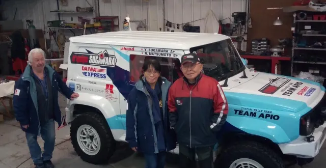 photo  miton roquet, naoko matsumato et yoshimasa sugawara seront au départ de cette 17e africa ecorace.  &copy;  ouest-france 
