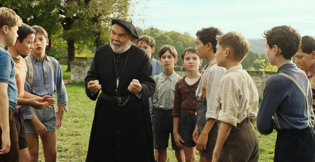 photo  gérard jugnot est à l’affiche du film les enfants de la résistance. le réalisateur christophe barratier sera présent à l’avant-première du film à alençon (orne) samedi 24 janvier 2026.  &copy;  axel films production 