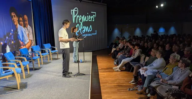 photo  oscar lesage et alexia chardard, lisant le scénario de bonnarien, face à un public dense, ce lundi 19 janvier 2026.  &copy;  ouest-france 
