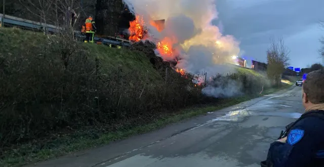 photo  deux camions sont en feu sur l’a11 et l’a28. l’a28 est coupée à la circulation.  &copy;  ouest-france 