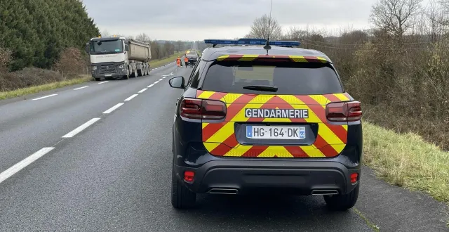photo  après avoir percuté un camion, un motard est décédé ce lundi 19 janvier, à 7 h sur la route départementale candé-ancenis.  &copy;  ouest-france 