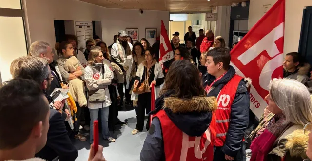 photo  plusieurs agents sont allés au-devant de la direction générale, dans le bâtiment administratif, pour exprimer leur ras-le-bol. une délégation sera reçue ce mardi.  &copy;  dr 