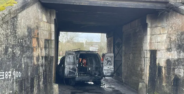 photo  une fourgonnette blanche a été incendiée, lundi 19 janvier, vers 11 h 15, à la porte-crue du chemin du bois-vert à varades (loireauxence) près d’ancenis.  &copy;  ouest-france 