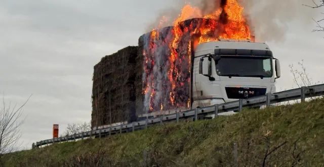 photo  des bouchons se sont formés alors que des camions s’embrasent sur les autoroutes a11 et a28.  &copy;  illustration le maine libre 