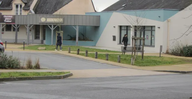 photo  la bibliothèque municipale apporte une note culturelle et récréative au cœur du centre commercial de saint-léger-des-bois. .  &copy;  ouest-france 