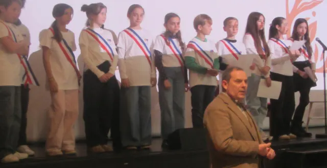 photo  jérôme foyer souhaite une bonne année aux habitants.  &copy;  ouest-france 