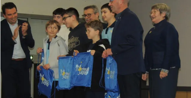 photo  des jeunes sportifs salués par les élus et membres de la commission.  &copy;  ouest-france 