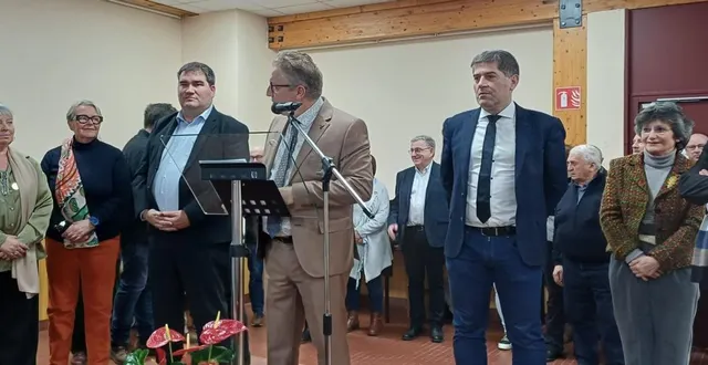 photo  samedi, sébastien leroux, le maire, entouré de marie-françoise frouel, conseillère départementale ; brigitte choquet, conseillère régionale ; olivier bitz, sénateur ; jérôme nury, député ; alix dauger, maire de bazoches-au-houlme et le sous-préfet.  &copy;  ouest-france 