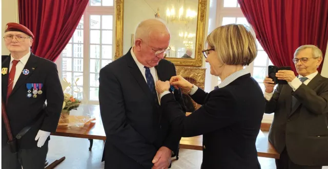 photo  samedi matin, à l’hôtel de ville, jean-claude belliès s’est vu remettre la médaille d’officier de l’ordre national du mérite.  &copy;  ouest-france 