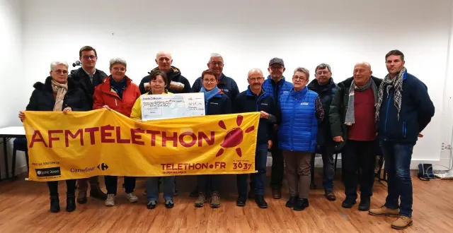photo  stéphane david (à droite), coordinateur des événements, avec les membres de l’afm - téléthon et les bénévoles.  &copy;  ouest-france 