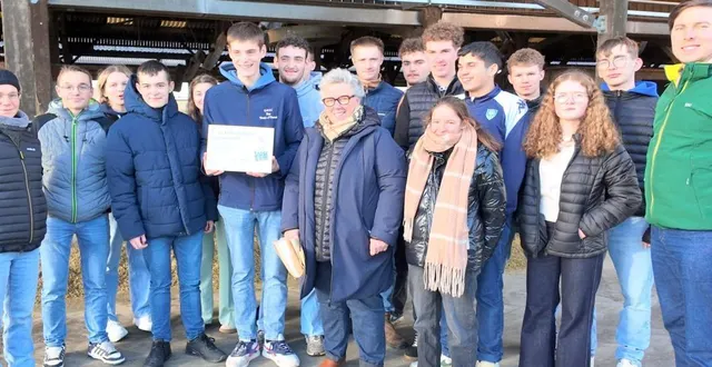 photo  les élèves de la mfr, en compagnie d’amélie chatel, à gauche, et de luc chatel, à droite, éleveurs à la scea des rives d’or à rives-d’andaine, et, au centre, delphine hellouin, responsable agriculture au crédit mutuel.  &copy;  ouest-france 