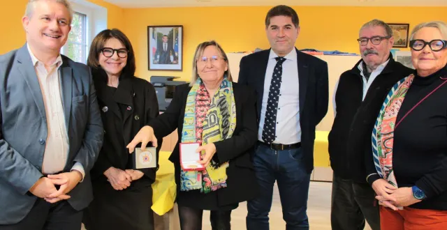 photo  patricia le feuvrier a reçu deux médailles : celle du sénat, des mains de la sénatrice nathalie goulet, et celle de l’assemblée nationale, offerte par jérôme nury, député. figurent également sur la photo frédéric léveillé, didier sockeel (premier adjoint) et brigitte choquet, conseillère régionale.  &copy;  ouest-france 