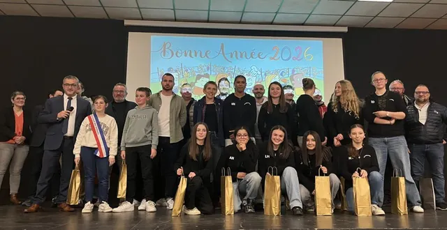 photo  le maire et les différentes personnes mises à l’honneur à l’issue de la cérémonie, lundi 12 janvier.  &copy;  co 