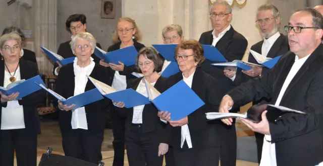 photo  les choristes ont interprété plus d’une vingtaine de morceaux sous la direction du chef de chœur christian brault (à droite).  &copy;  le maine libre 