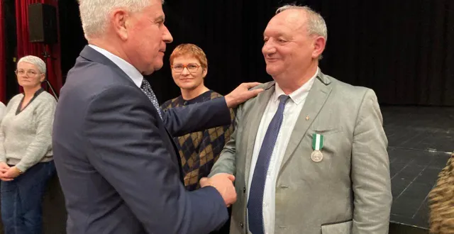photo  philippe richard, maire, reçoit la médaille d’honneur régionale, départementale et communale des mains du sénateur de la sarthe jean-pierre vogel.  &copy;  le maine libre. 