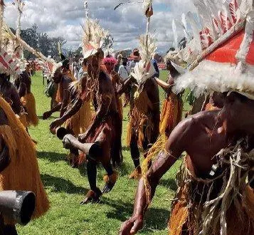 photo  une cérémonie en papouasie.  &copy;  loïc rousseau 