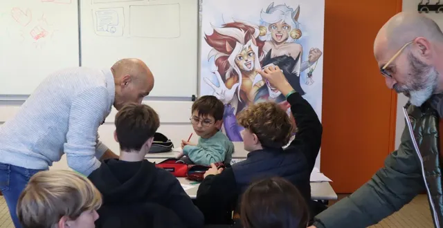 photo  le dessinateur jean-mathias xavier a distillé ses conseils à chaque élève, chacun ayant une histoire différente à raconter pour créer sa planche de bd. au premier plan, vincent bruneau, lui-même dessinateur (vib), représentait le comité de pilotage du festival bulles en loire. la venue des dessinateurs est financée par le festival.  &copy;  co 