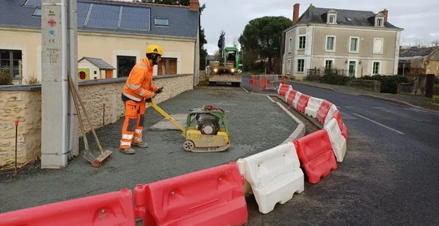 photo  les salariés de l'entreprise durand, basée à longué-jumelles, interviennent pendant deux semaines pour la réalisation de ces travaux  &copy;  co 