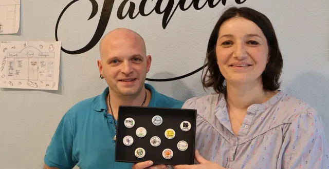 photo  vanessa et charles-henry jacquin présentent le jeu de fèves au logo d’associations locales.  &copy;  ouest-france 