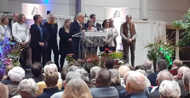 photo  didier reveau, maire, a présenté ses vœux au centre culturel athéna.  &copy;  ouest-france 