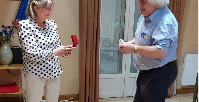 photo  alain grémillon remettait la médaille de la ville à cathy trouve  &copy;  ouest-france 