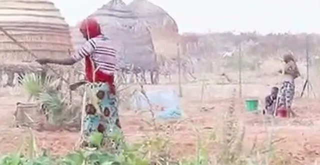 photo  en décembre, les habitants de tioudawa préparent le jardin créé en 2022, pour y produire leurs légumes. un second jardin vivrier verra le jour dans un autre hameau.  &copy;  fasam – terre verte 