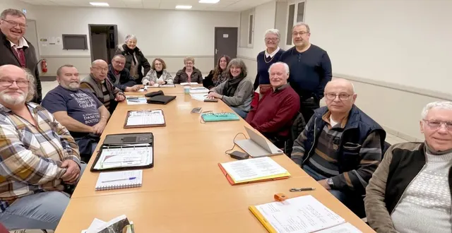 photo  le grand maistre jean-michel etienne, (3e à droite) a passé la main à michel gastel (2e à droite).  &copy;  ouest-france 